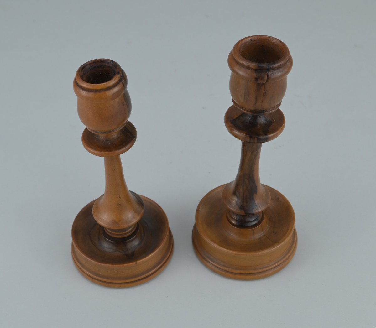 Paire de bougeoirs en bois d’olivier tourné à la main – treen – XIXe siècle-photo-1