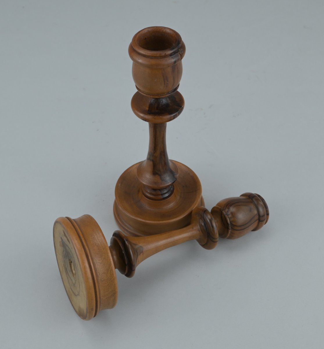 Paire de bougeoirs en bois d’olivier tourné à la main – treen – XIXe siècle-photo-2