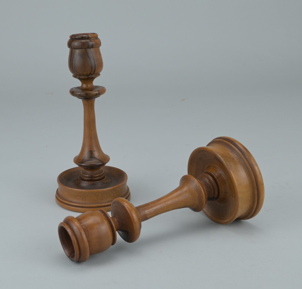 Paire de bougeoirs en bois d’olivier tourné à la main – treen – XIXe siècle