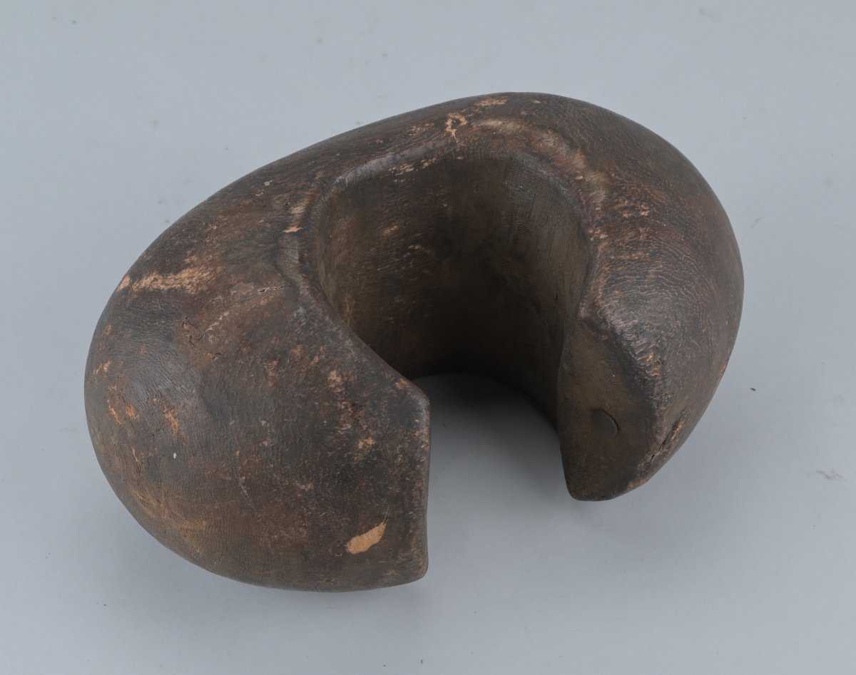 Bracelet d’archer tutsi en bois sculpté – Rwanda – début du XXe siècle-photo-2