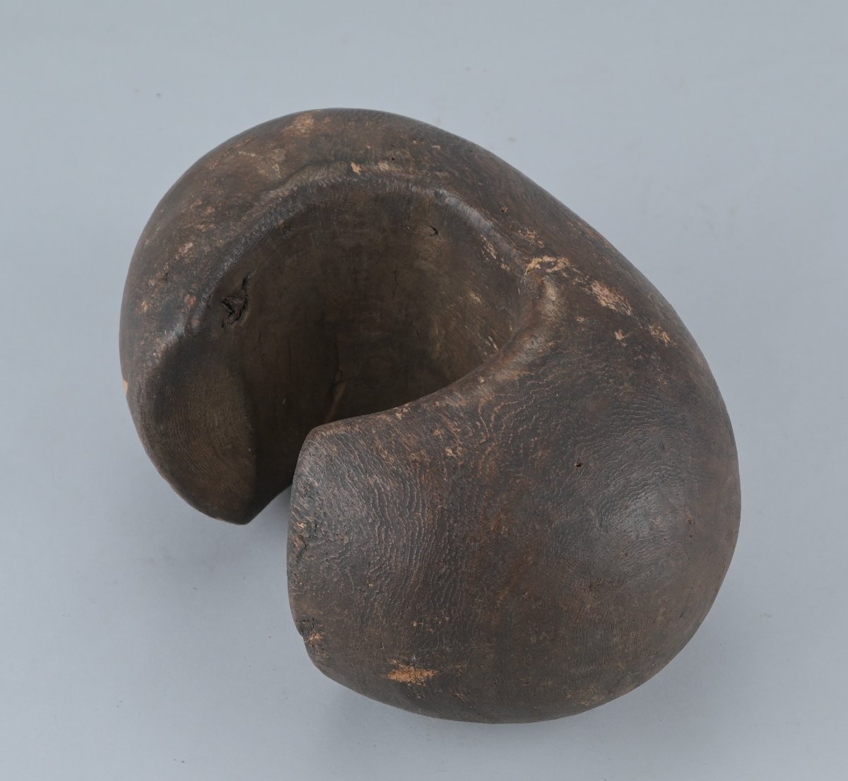 Bracelet d’archer tutsi en bois sculpté – Rwanda – début du XXe siècle-photo-3