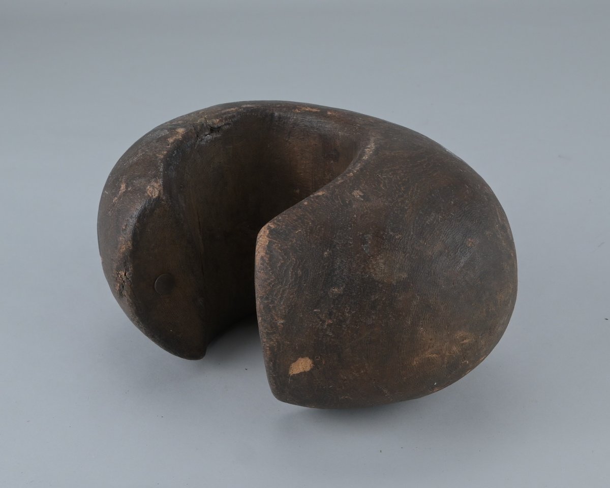 Bracelet d’archer tutsi en bois sculpté – Rwanda – début du XXe siècle
