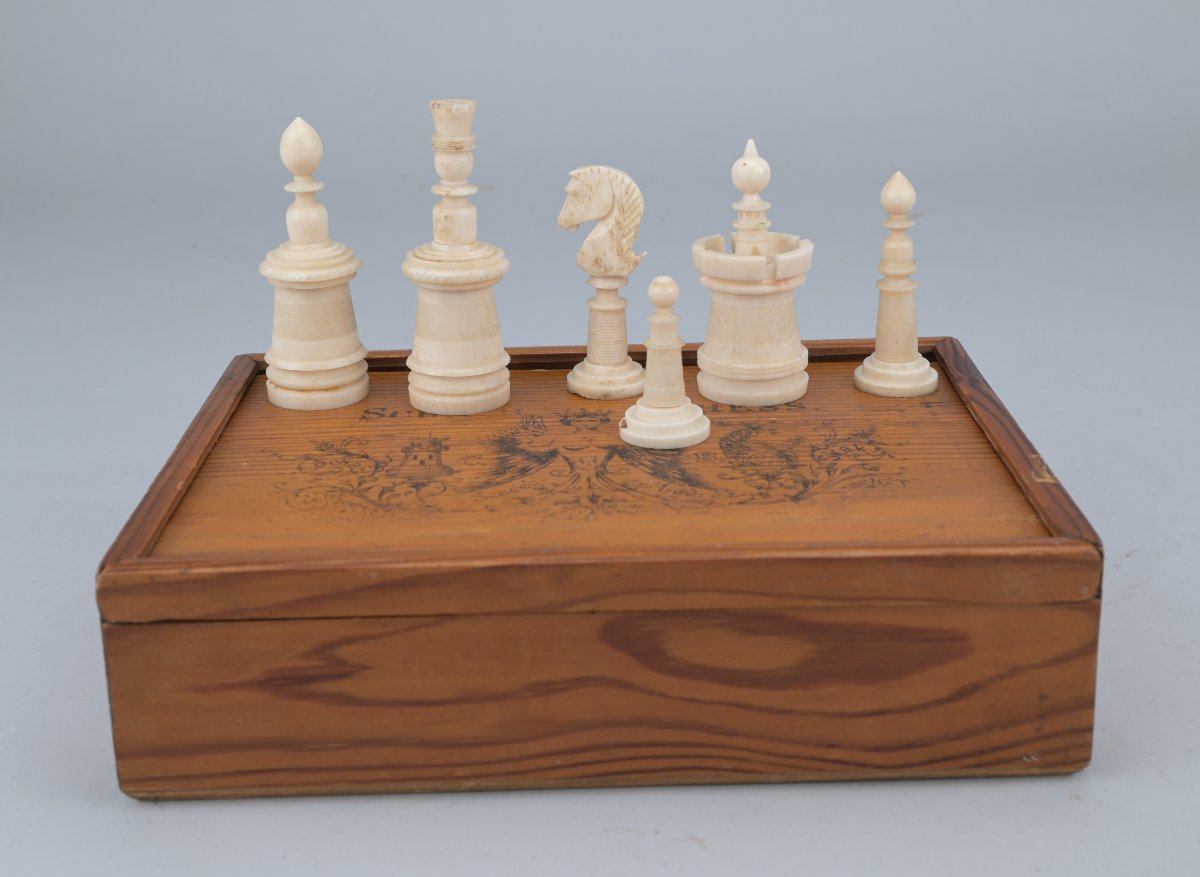 Jeu d’échecs ancien en os – type Nuremberg – complet avec coffret en bois décoré-photo-1