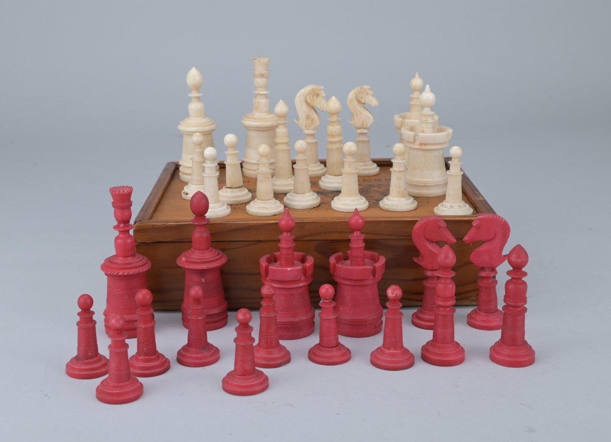 Jeu d’échecs ancien en os – type Nuremberg – complet avec coffret en bois décoré