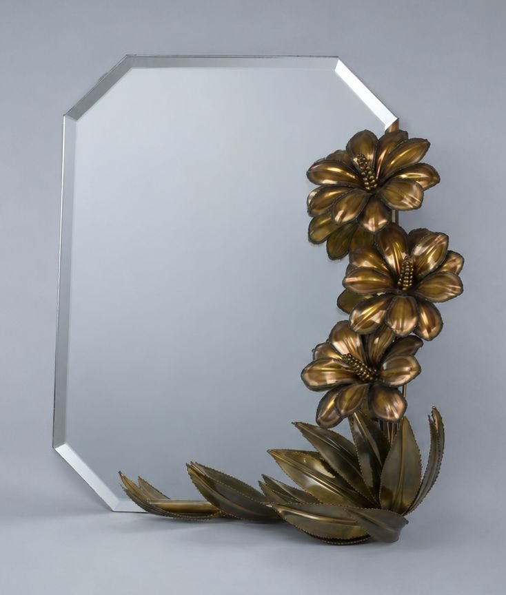 Miroir mural aux fleurs en métal doré attribué à Maison Jansen, vers 1970