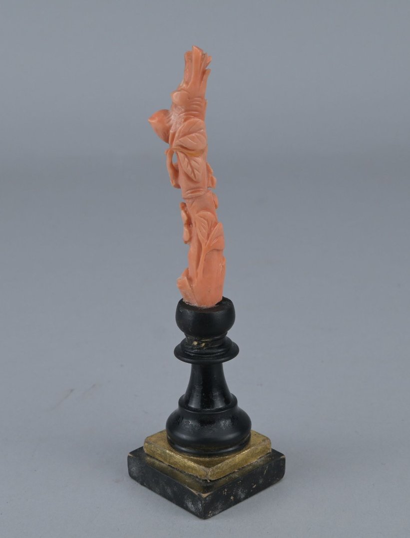 Sculpture chinoise en corail rouge sur socle-photo-2