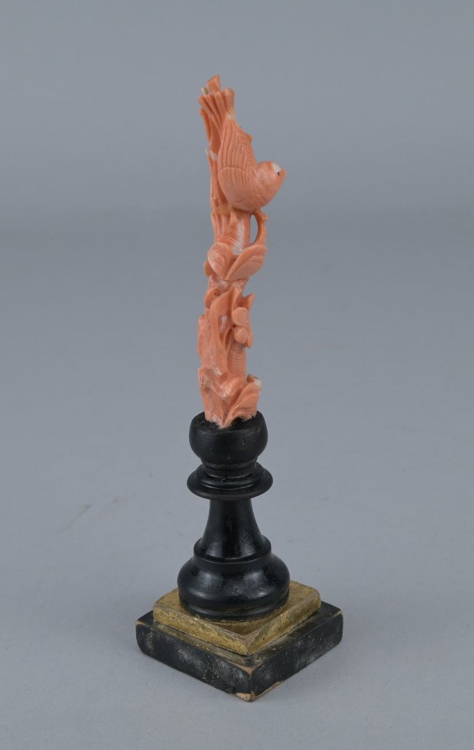 Sculpture chinoise en corail rouge sur socle-photo-3
