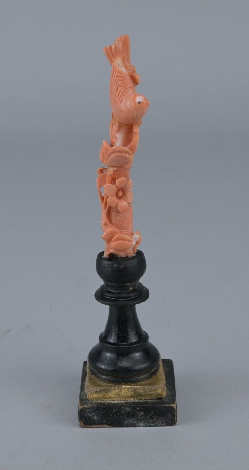 Sculpture chinoise en corail rouge sur socle