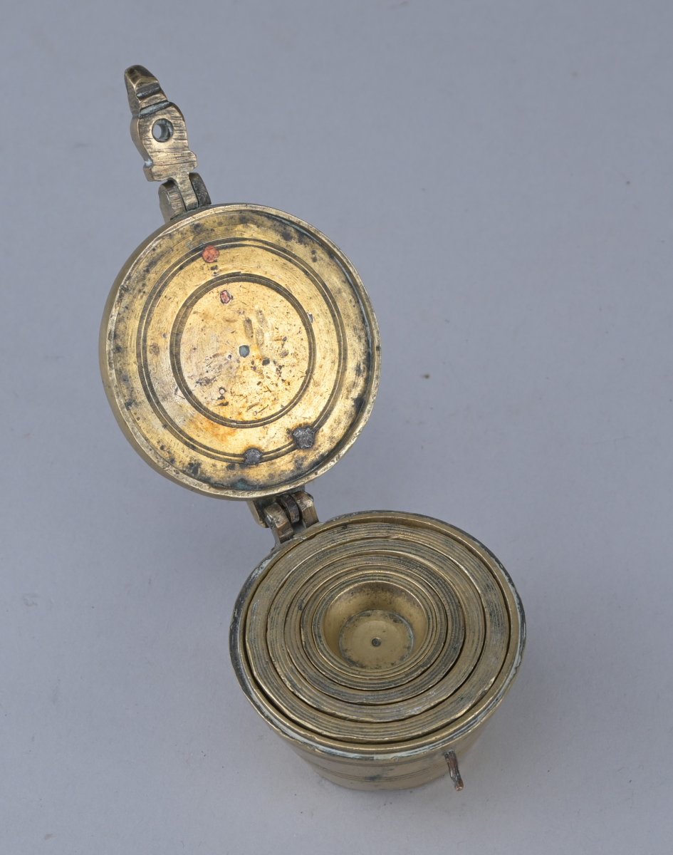 18th-century Brass Cup-weight Set-photo-4