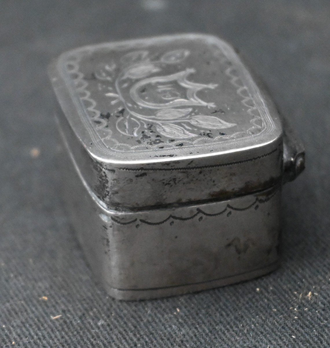 Socket Box, Nineteenth Silver Snuffbox-photo-3