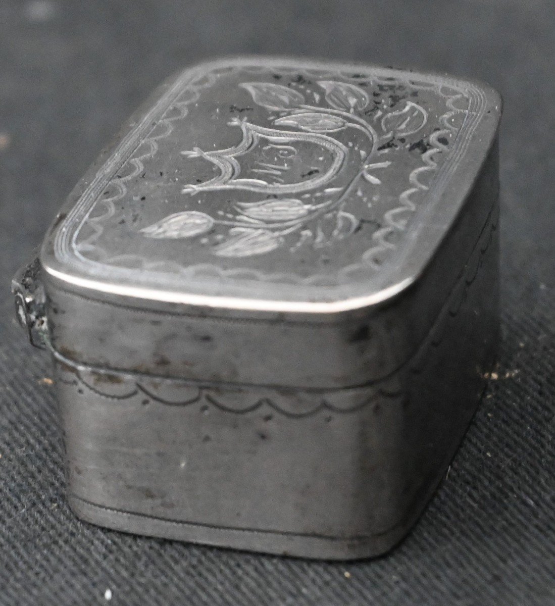 Socket Box, Nineteenth Silver Snuffbox-photo-1