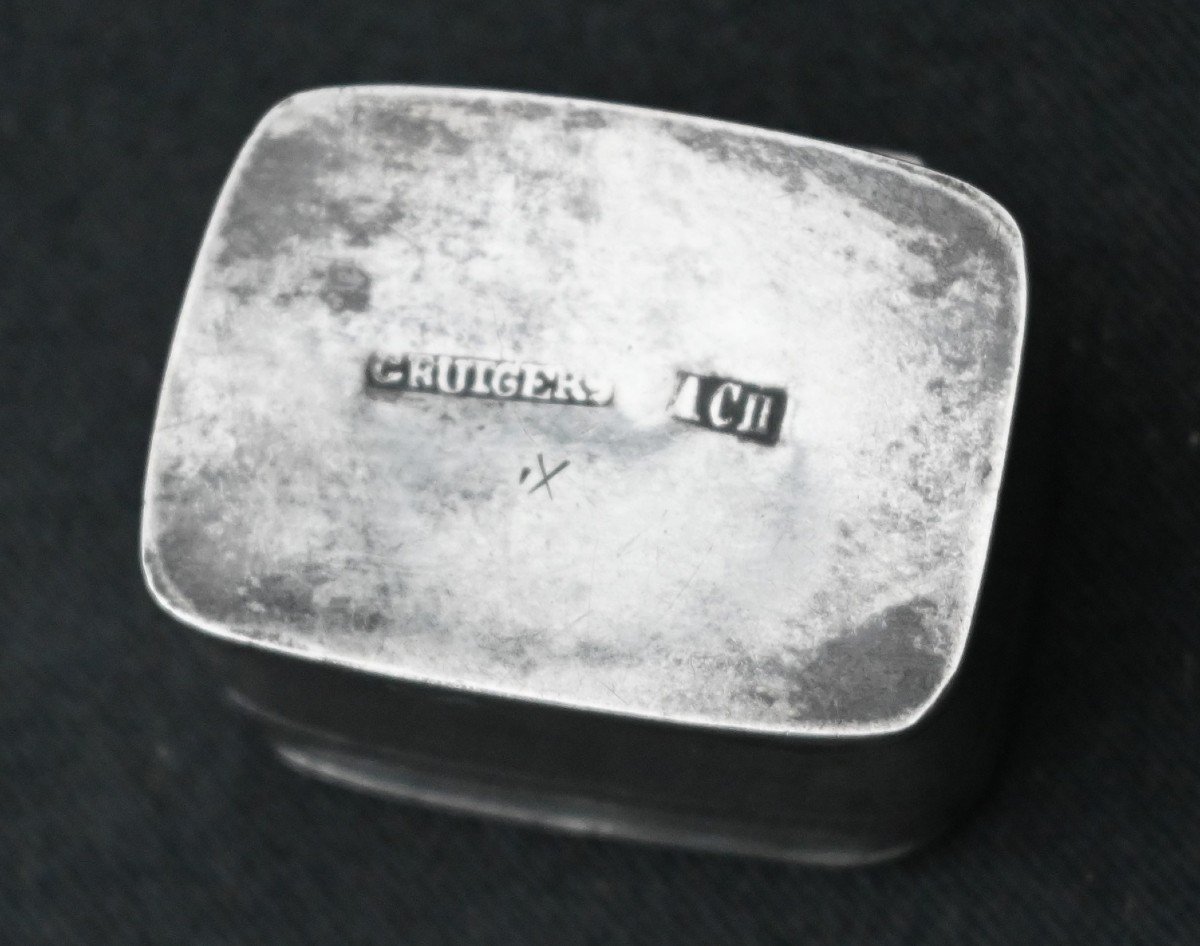 Socket Box, Nineteenth Silver Snuffbox-photo-3