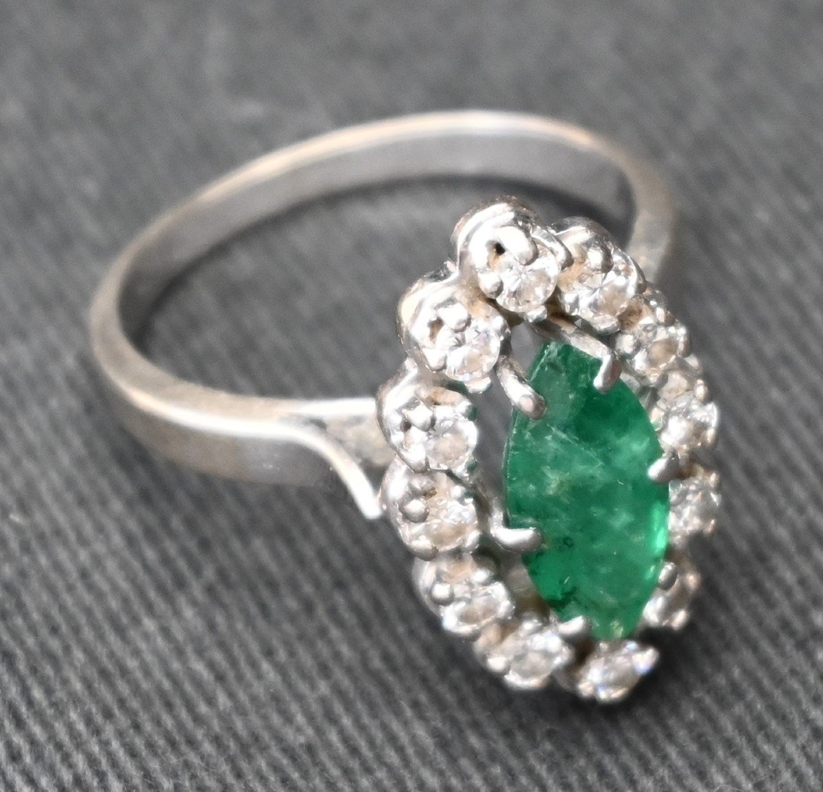 18k White Gold Ring With Emerald And Diamonds-photo-2