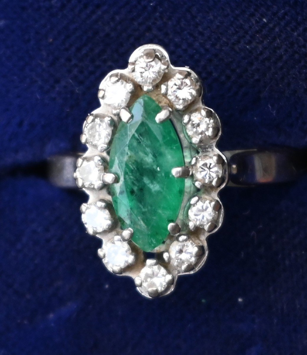 18k White Gold Ring With Emerald And Diamonds