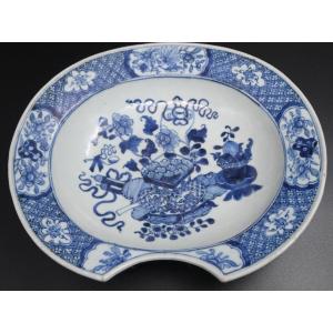 Plat De Barbier En Porcelaine De Chine Bleu Et Blanc Du XVIIIe Siecle, Epoque Qianlong