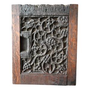 Rare panneau gothique en chêne sculpté à motif de vigne et de grappes, vers 1320–1400