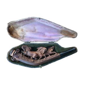 Pipe ancienne en bois finement sculpté, représentant trois chevaux galopant en haut relief.