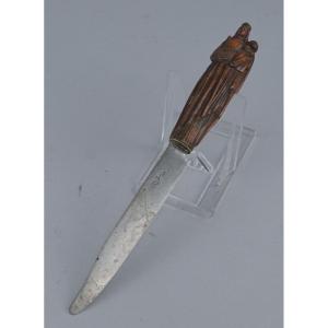 Couteau ancien à manche en bois sculpté – XIXe siècle