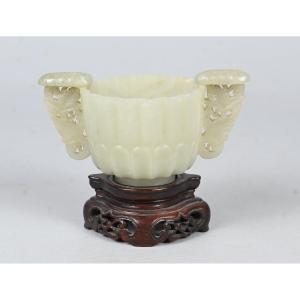 Coupe en jade blanc à anses sculptées sur socle en bois – Chine, dynastie Qing, XVIIIe siècle
