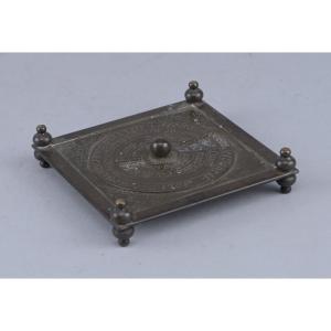 Calendrier perpétuel en bronze daté 1720