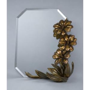 Miroir mural aux fleurs en métal doré attribué à Maison Jansen, vers 1970