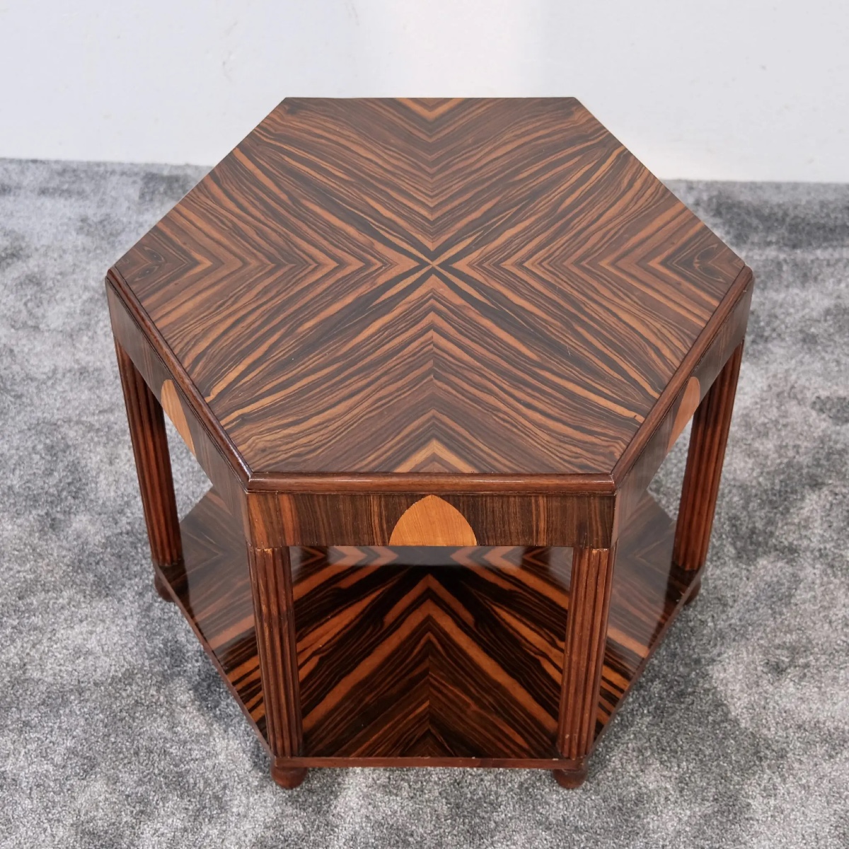 Table d'appoint hexagonale Art Déco à Makassar-photo-1
