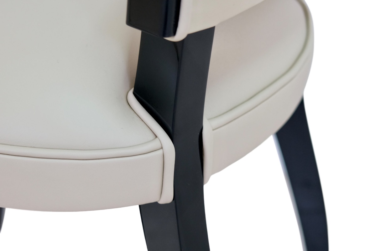 Six chaises Art Déco à dossier haut et assises profondes en laque noire et cuir véritable.-photo-4