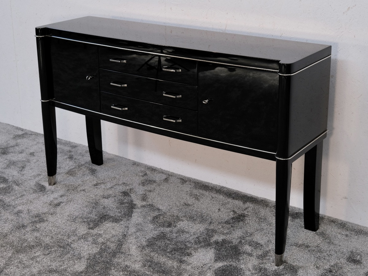 Buffet élégant sur hauts pieds, avec 3 tiroirs au centre, finition laquée noire brillante.-photo-4