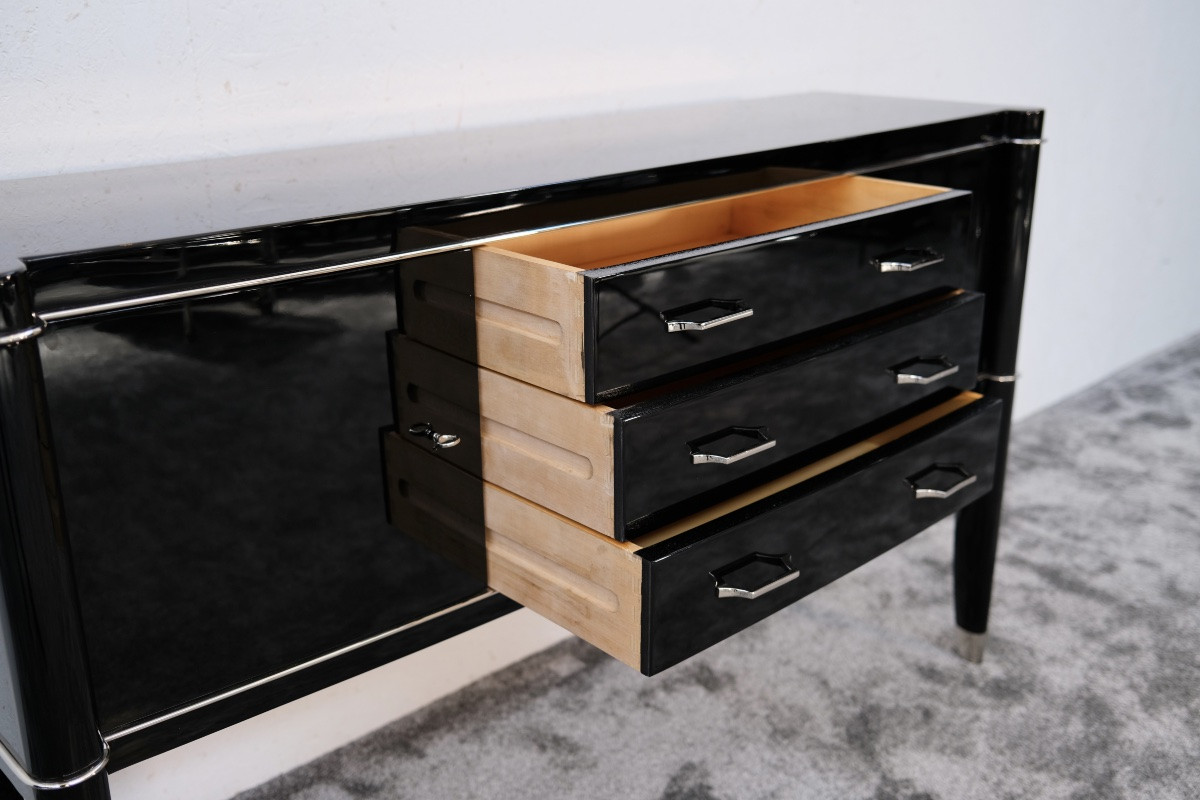 Buffet élégant sur hauts pieds, avec 3 tiroirs au centre, finition laquée noire brillante.-photo-2