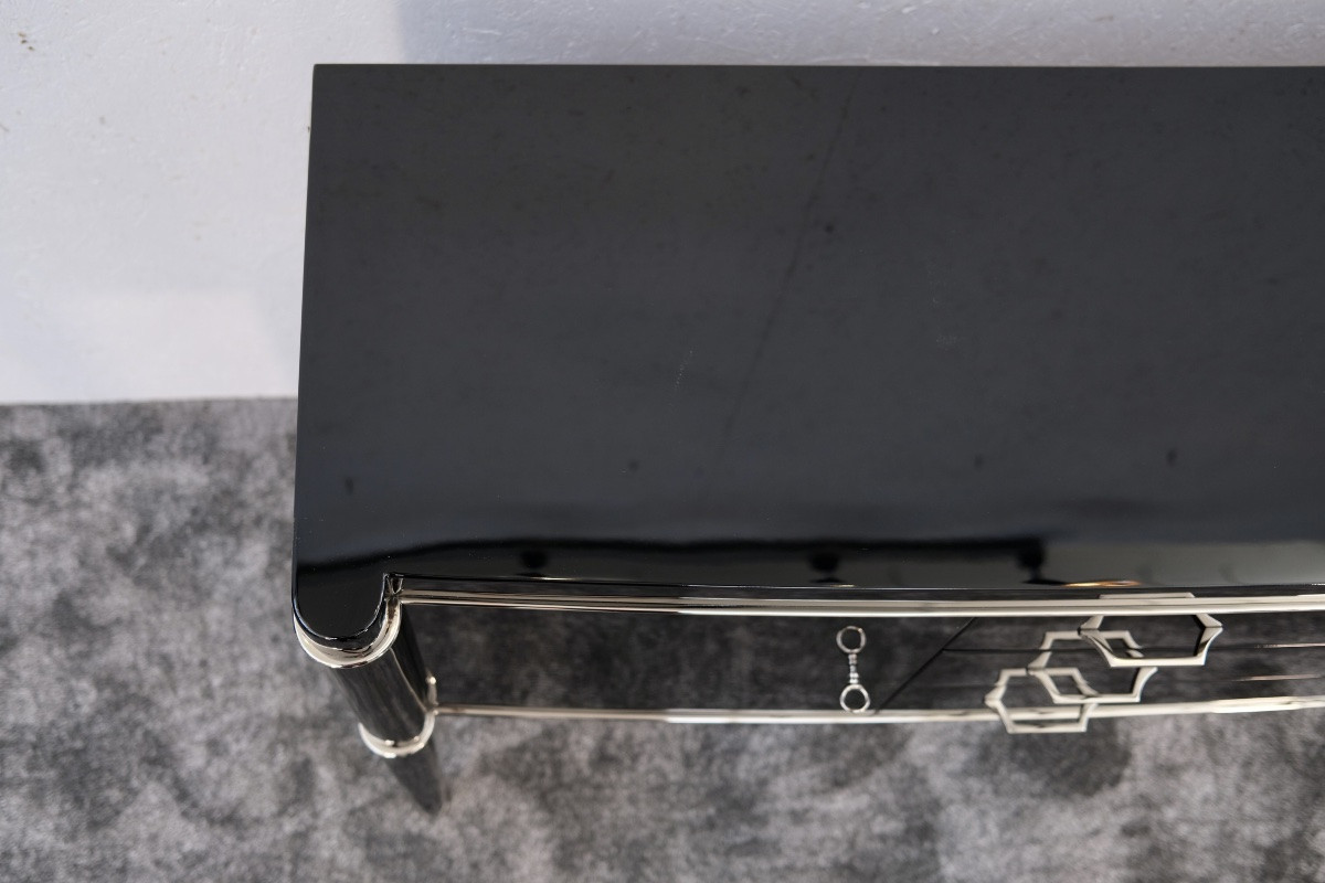 Buffet élégant sur hauts pieds, avec 3 tiroirs au centre, finition laquée noire brillante.-photo-3