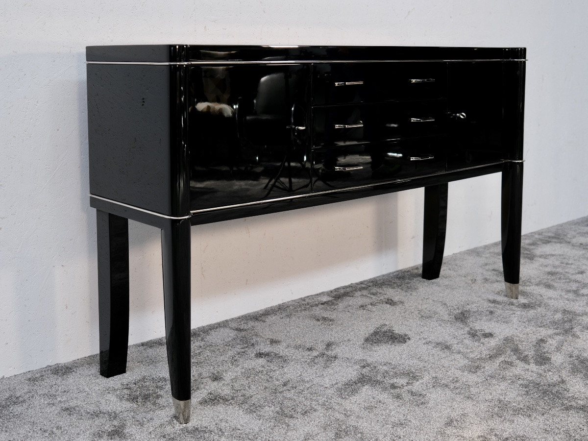 Buffet élégant sur hauts pieds, avec 3 tiroirs au centre, finition laquée noire brillante.-photo-4