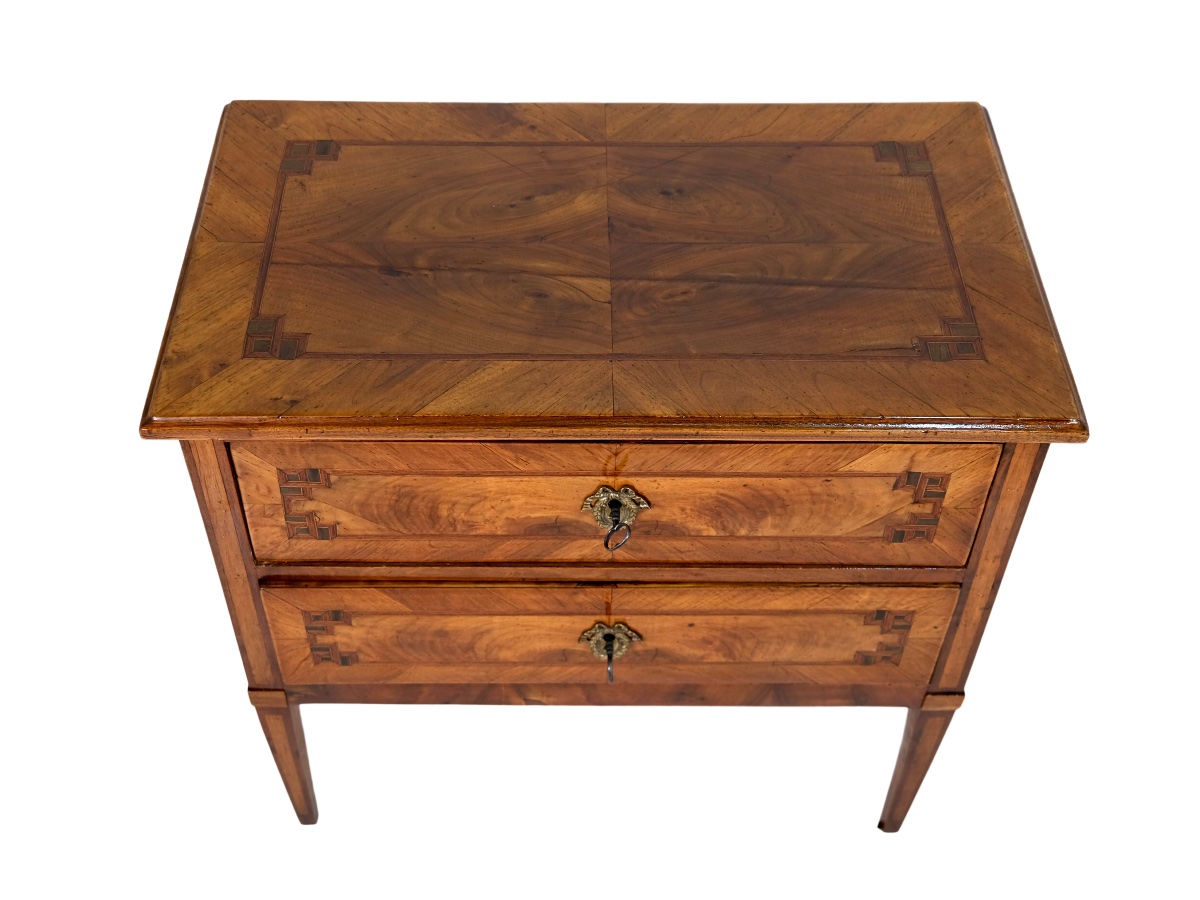 Commode Louis XVI à deux tiroirs, en noyer, vernis au tampon appliqué à la main.-photo-3