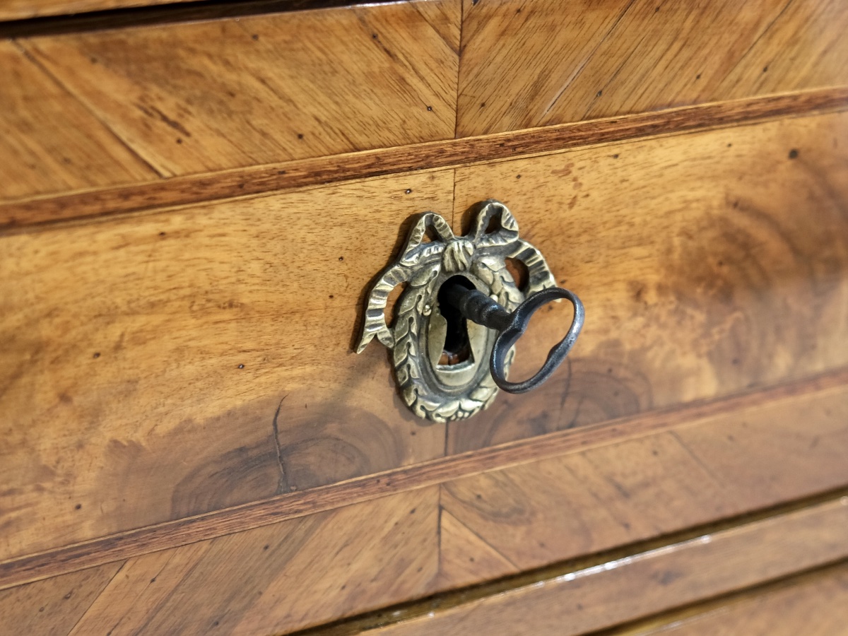 Commode Louis XVI à deux tiroirs, en noyer, vernis au tampon appliqué à la main.-photo-4
