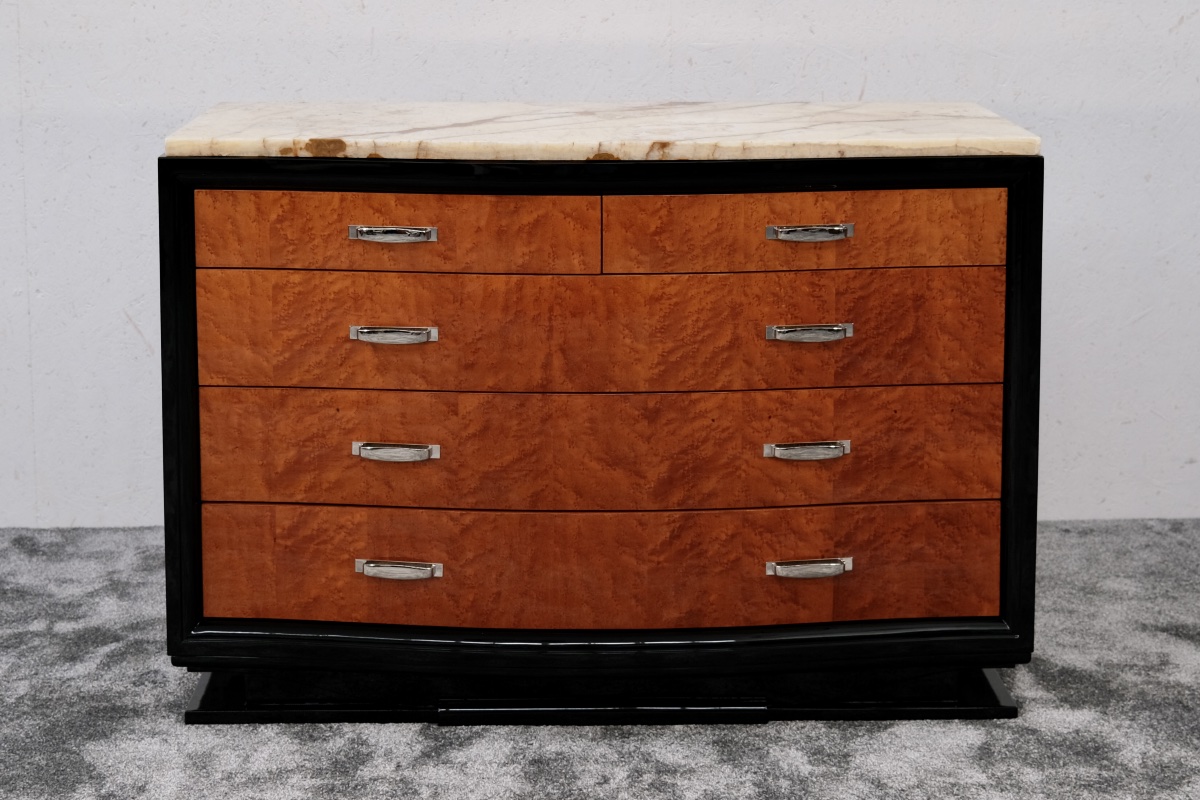 Commode Art déco à 5 tiroirs, en laque noire brillante associée à de l'érable moucheté.