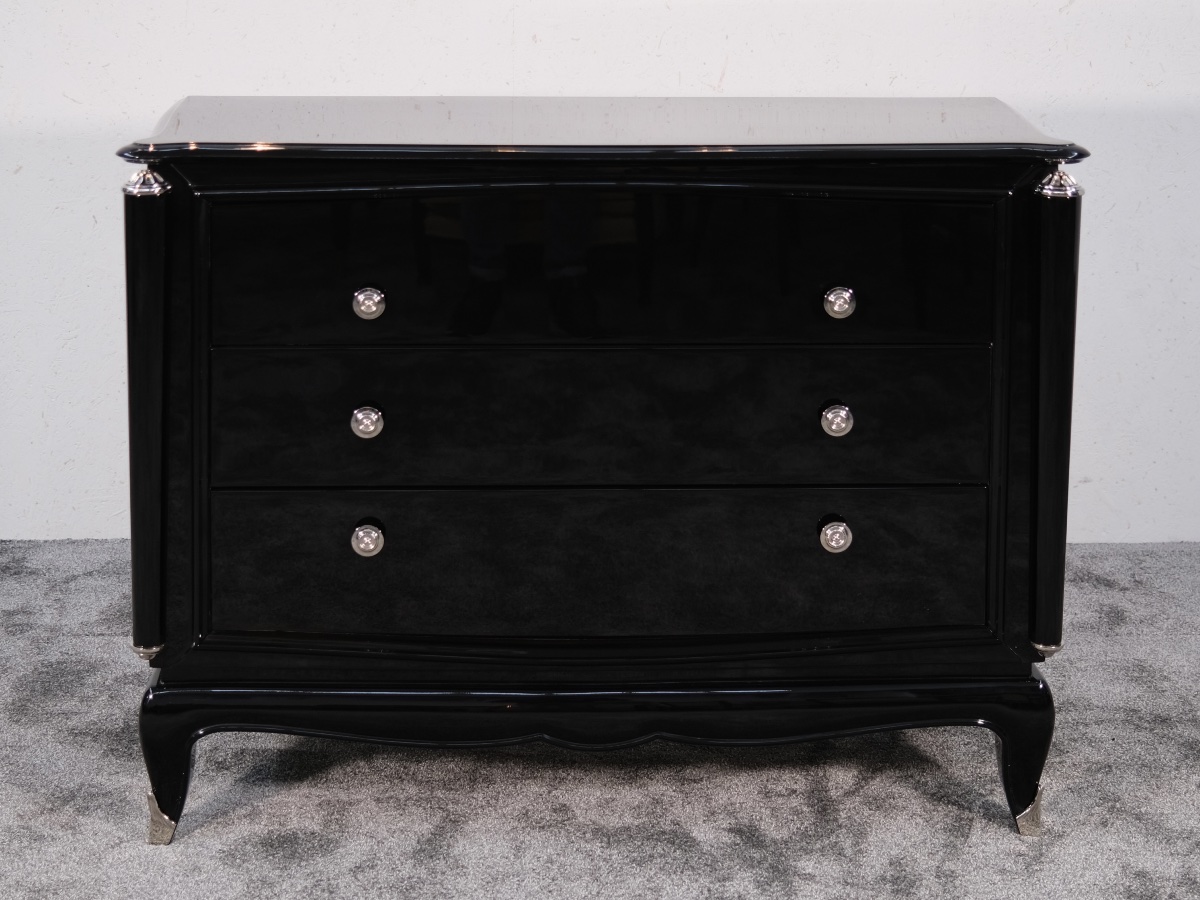 Commode à trois tiroirs Finition laque noire brillante Éléments métalliques récemment nickelés -photo-2