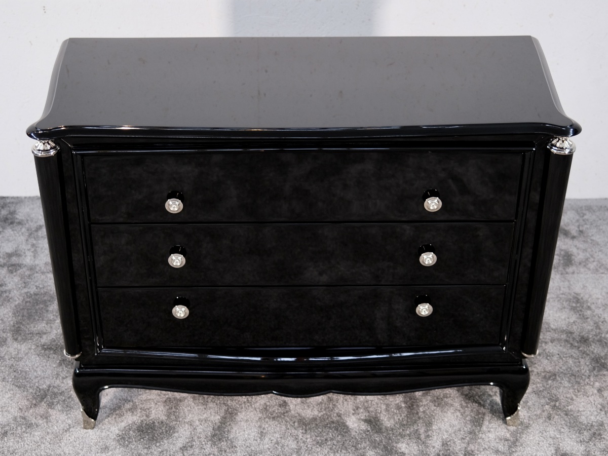 Commode à trois tiroirs Finition laque noire brillante Éléments métalliques récemment nickelés -photo-3