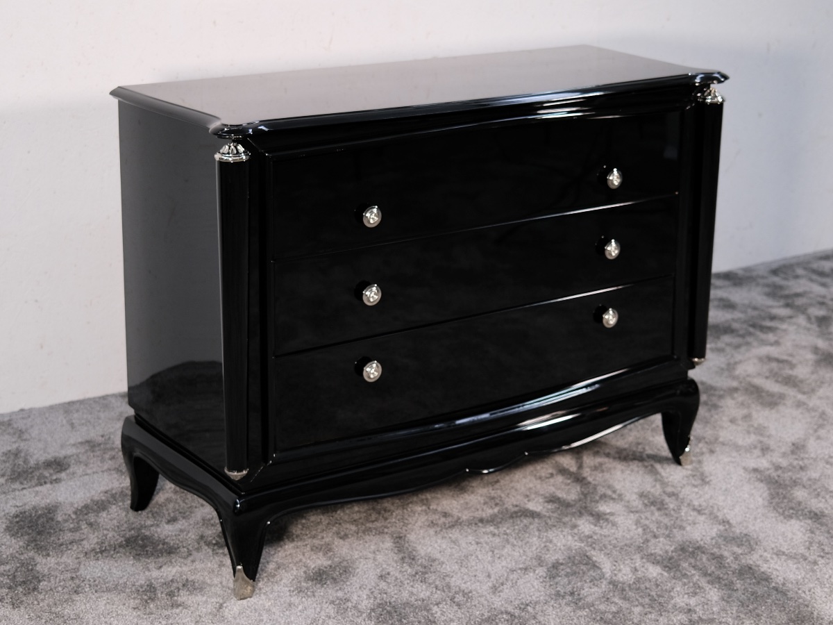 Commode à trois tiroirs Finition laque noire brillante Éléments métalliques récemment nickelés -photo-4