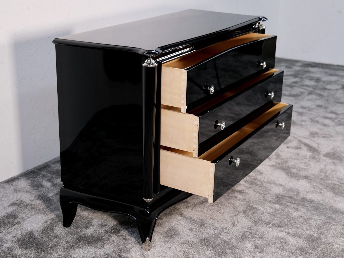 Commode à trois tiroirs Finition laque noire brillante Éléments métalliques récemment nickelés -photo-1