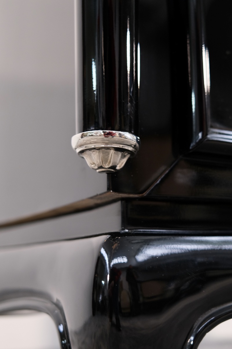 Commode à trois tiroirs Finition laque noire brillante Éléments métalliques récemment nickelés -photo-5