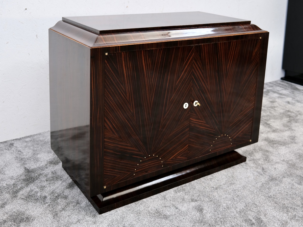 Élégante commode à deux portes en bois de Macassar ornée d'un décor géométrique-photo-2