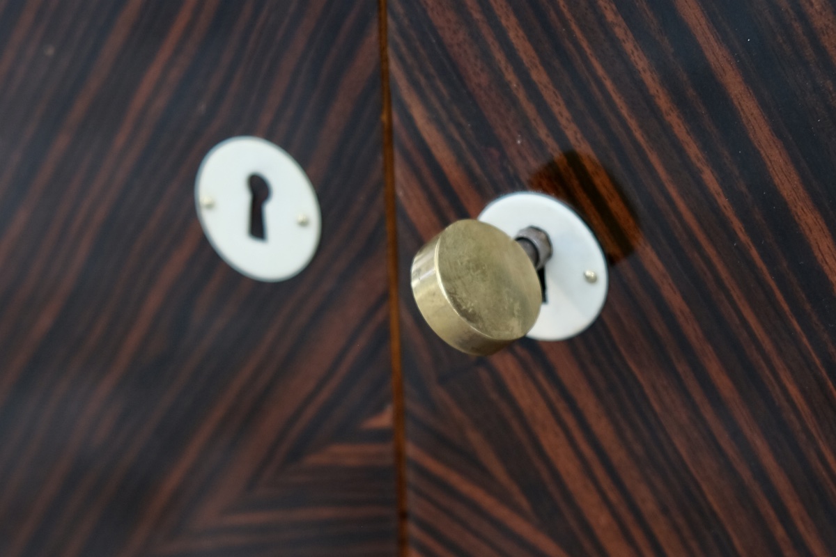 Élégante commode à deux portes en bois de Macassar ornée d'un décor géométrique-photo-3
