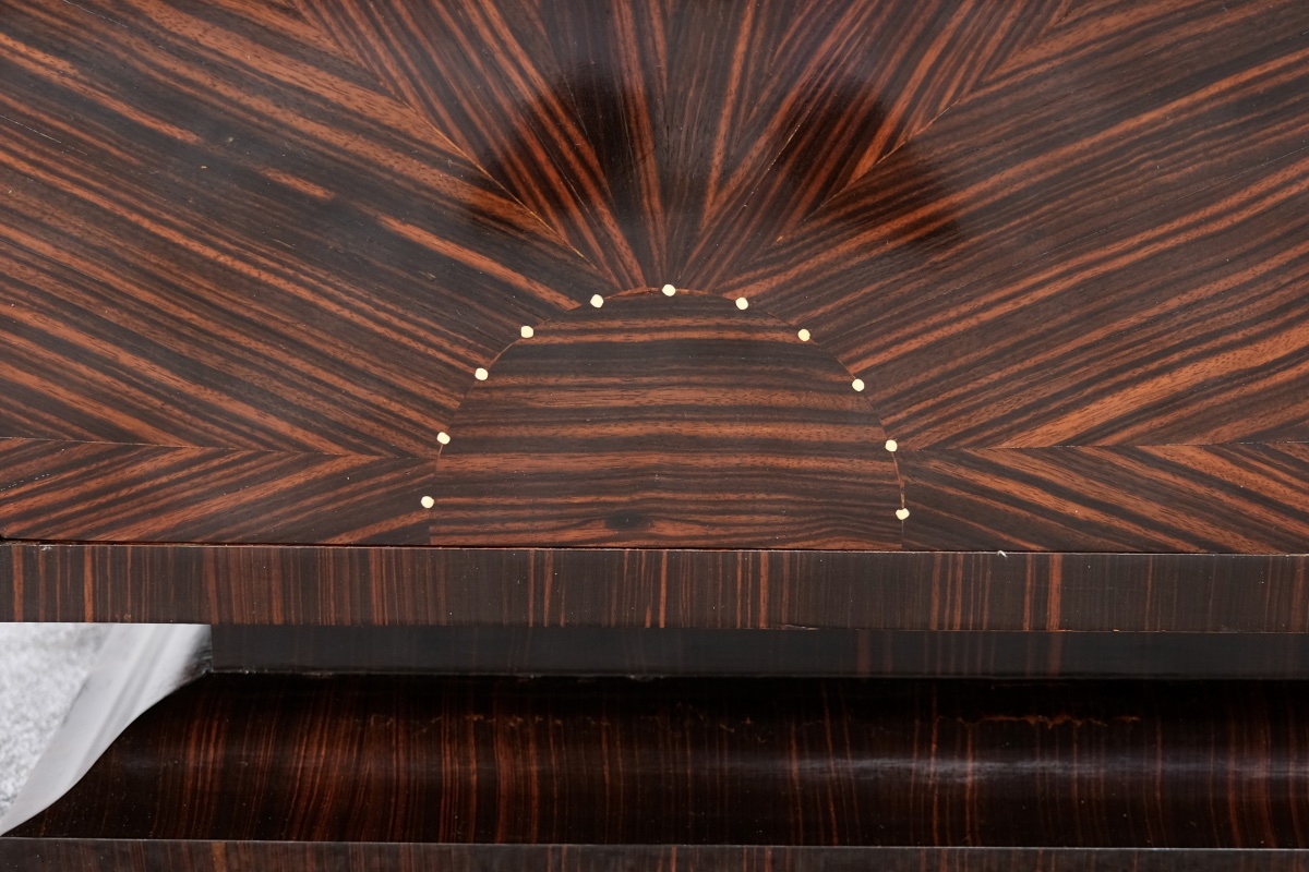 Élégante commode à deux portes en bois de Macassar ornée d'un décor géométrique-photo-1