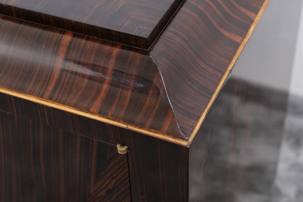 Élégante commode à deux portes en bois de Macassar ornée d'un décor géométrique-photo-2