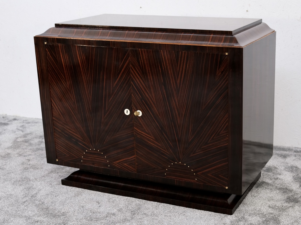 Élégante commode à deux portes en bois de Macassar ornée d'un décor géométrique-photo-3