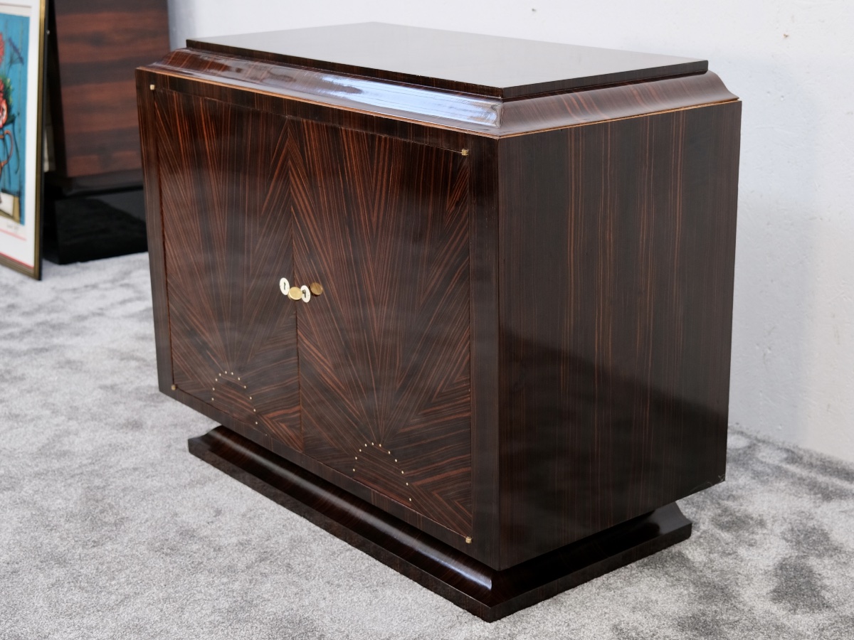 Élégante commode à deux portes en bois de Macassar ornée d'un décor géométrique-photo-6