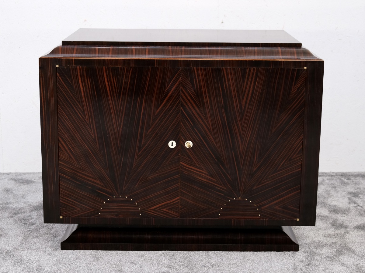 Élégante commode à deux portes en bois de Macassar ornée d'un décor géométrique