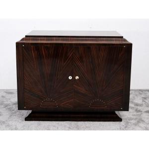 Élégante commode à deux portes en bois de Macassar ornée d'un décor géométrique