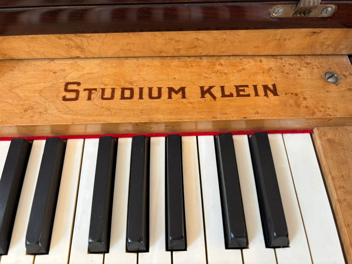 Piano Art Déco vers 1930 et son tabouret, placage de noyer-photo-3