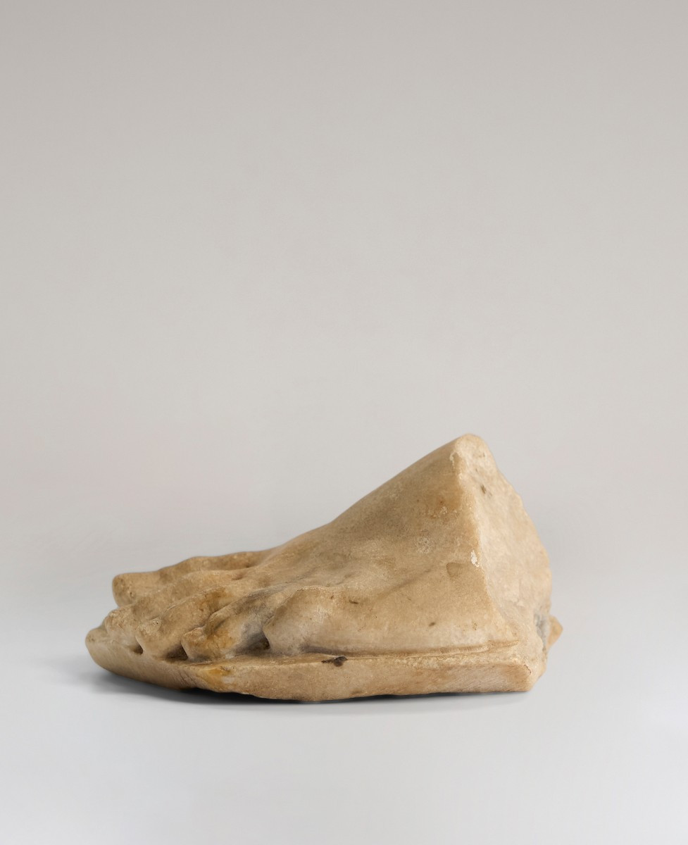 Pied en marbre romain