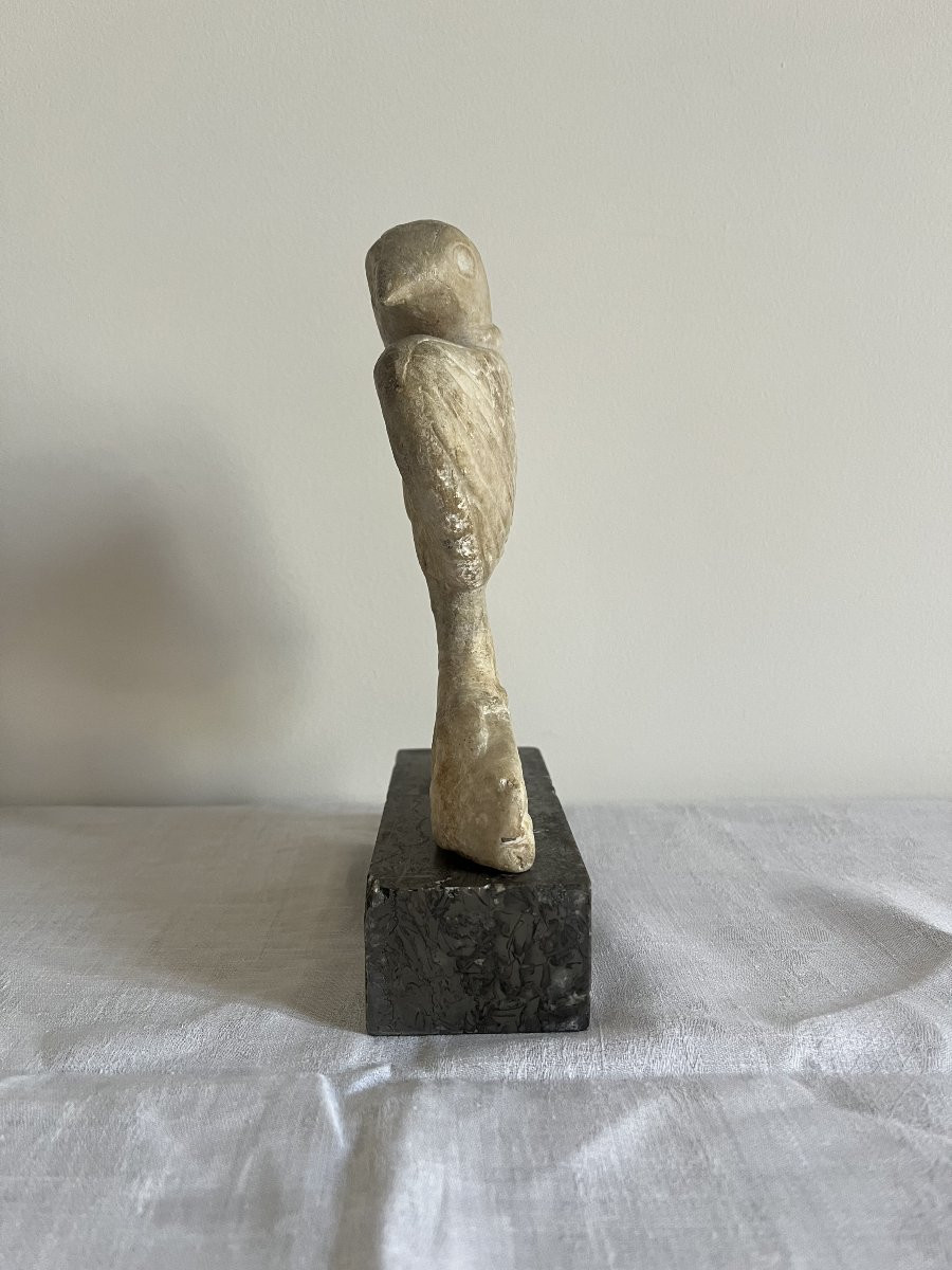 Faucon en marbre, évoquant la fauconnerie médiévale, présenté comme XIIIe–XIVe siècle-photo-1